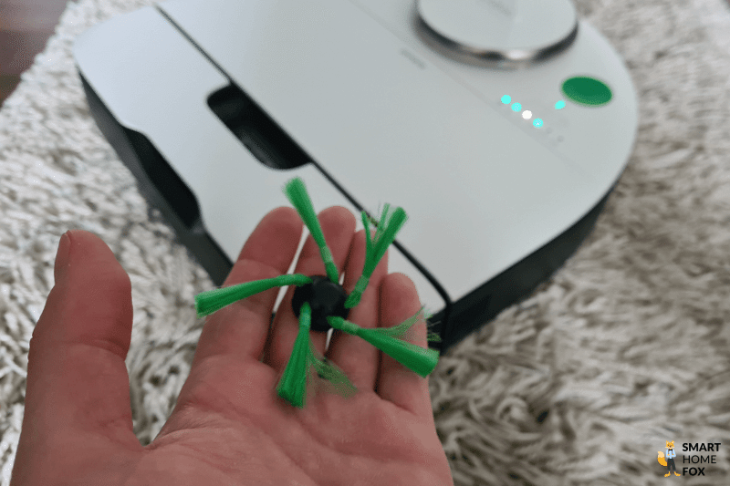 Die Seitenbürste des Vorwerk Kobold VR7 wird in der Hand gehalten.